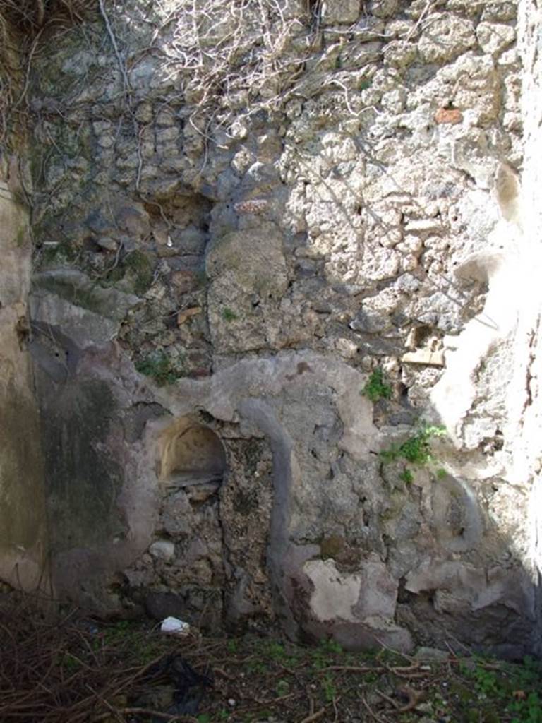 VIII.5.9 Pompeii. March 2009. Room 22, niche in west wall. According to Mau, on the back wall of a room that had been a slaves quarters was a small niche for a lamp. See Mau, in BdI, 1883, 176

