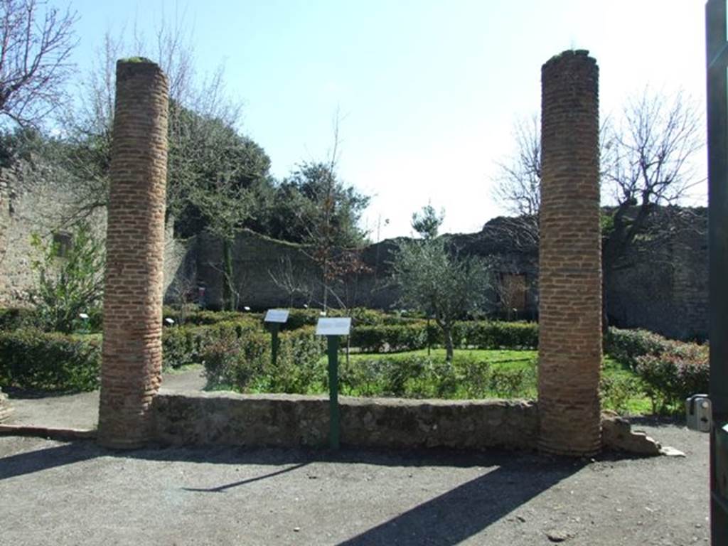 VIII.5.16 Pompeii.  March 2009.  North Portico, looking south across garden area.