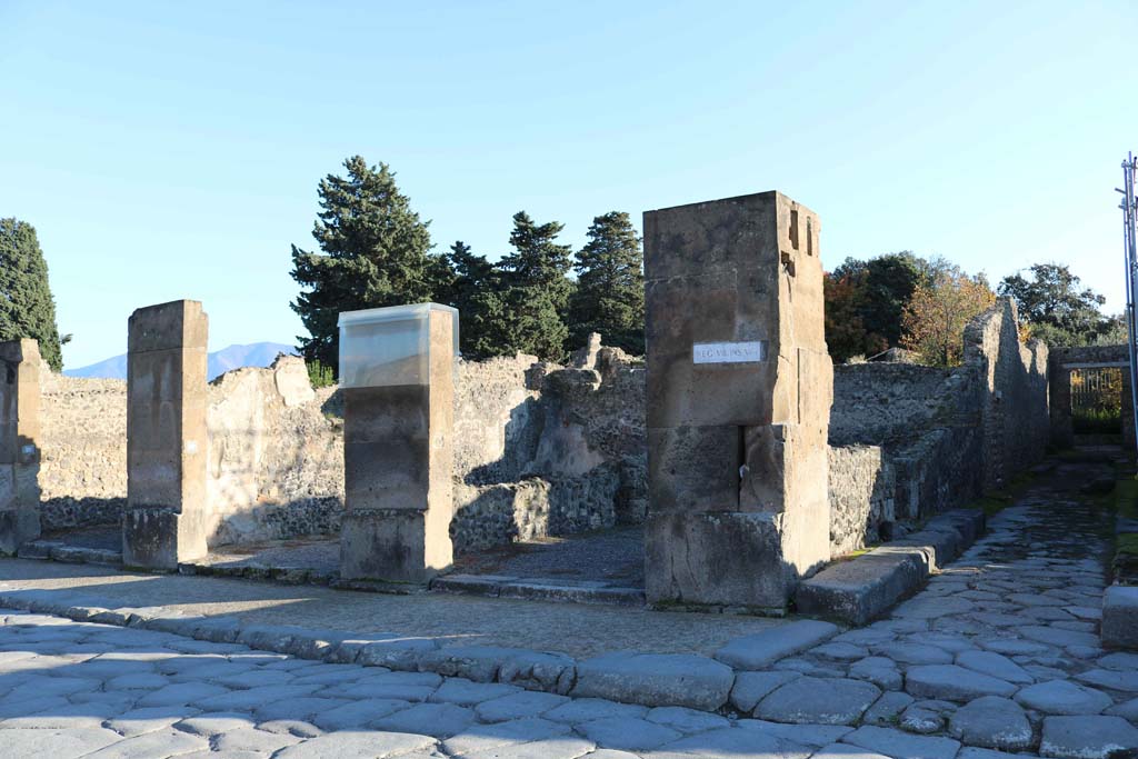 Via dellAbbondanza, Pompeii. South side. December 2018. 
Looking south from small roadway and VIII.5.19, on right. Photo courtesy of Aude Durand.

