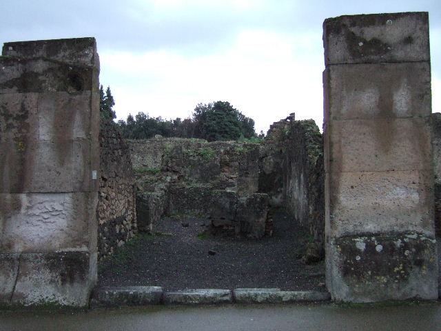VIII.5.21 Pompeii.  Shop and room.  December 2007. Looking south across shop.