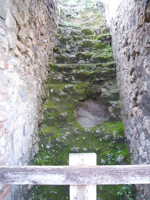 VIII.5.24 Pompeii. May 2010. Room 13, lower east wall, showing thickness of plaster.
