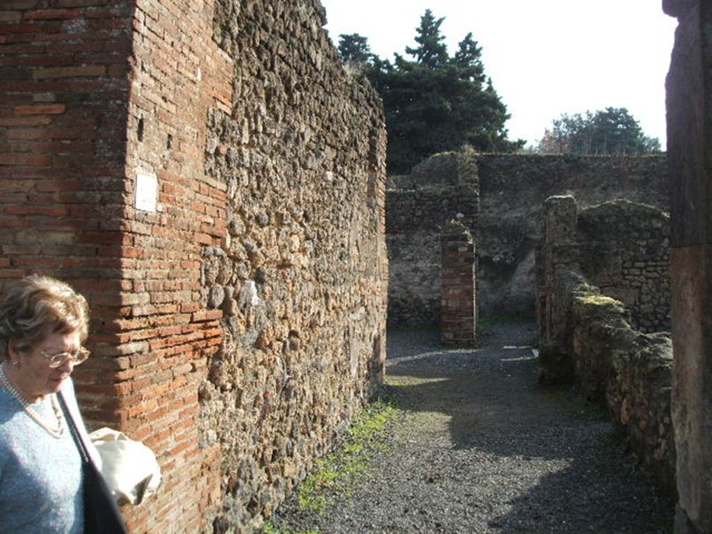 VIII.5.24 Pompeii. December 2004. Entrance, looking south from Via dell’Abbondanza.