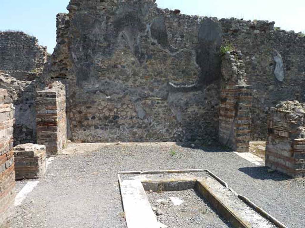 VIII.5.24 Pompeii. May 2010. Room 1, atrium, looking east with doorways to rooms 5 and 4 on the left, and to room 3 on the right.