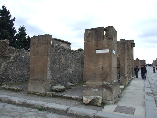 VIII.5.31 Pompeii.  Shop.  December 2007.  Graffiti painted in red on north side of entrance.