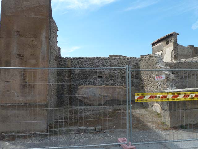 VIII.5.33 Pompeii.  Shop.  December 2007.  West wall with waste pipe from upper floor, possibly from a latrine?