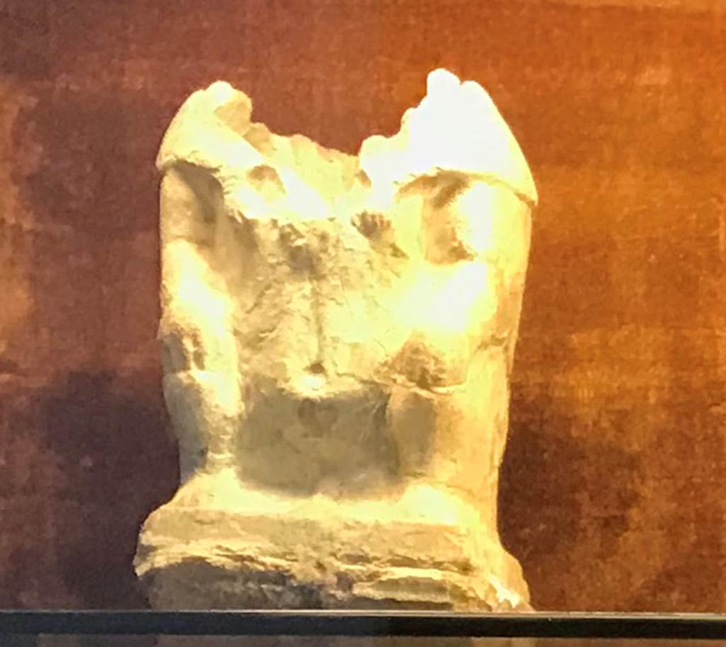 VIII.5.39 Pompeii. April 2019. Statuette of Bes.
Photo courtesy of Rick Bauer.
Now in Naples Museum, inventory no. 117178
Seen in Sala (room) 88, glass cabinet VII, shelf C, (top).
According to Di Gioia, this was found in the garden area.
See Di Gioia, E. (2006). La ceramica invetriata in area vesuviana. LErma di Bretschneider, (p.116-17).
