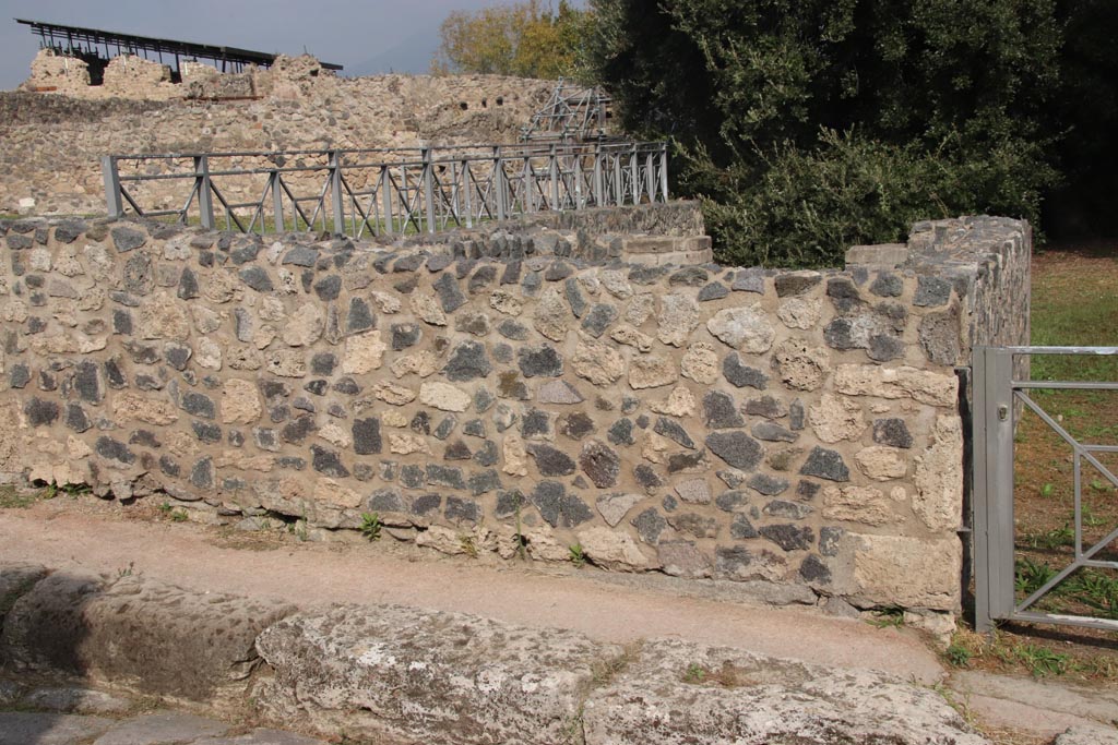 VIII.6.4 Pompeii. October 2023. Wall on west side of entrance doorway. Photo courtesy of Klaus Heese.