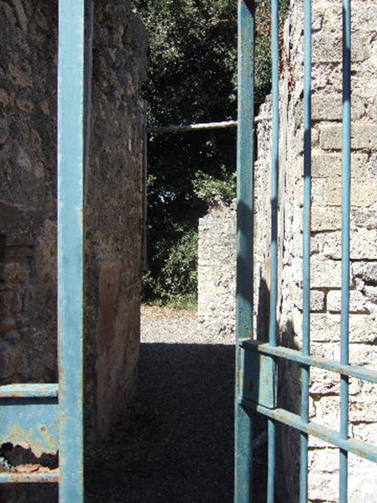 VIII.6.5 Pompeii. September 2005. Looking north along entrance corridor towards atrium.