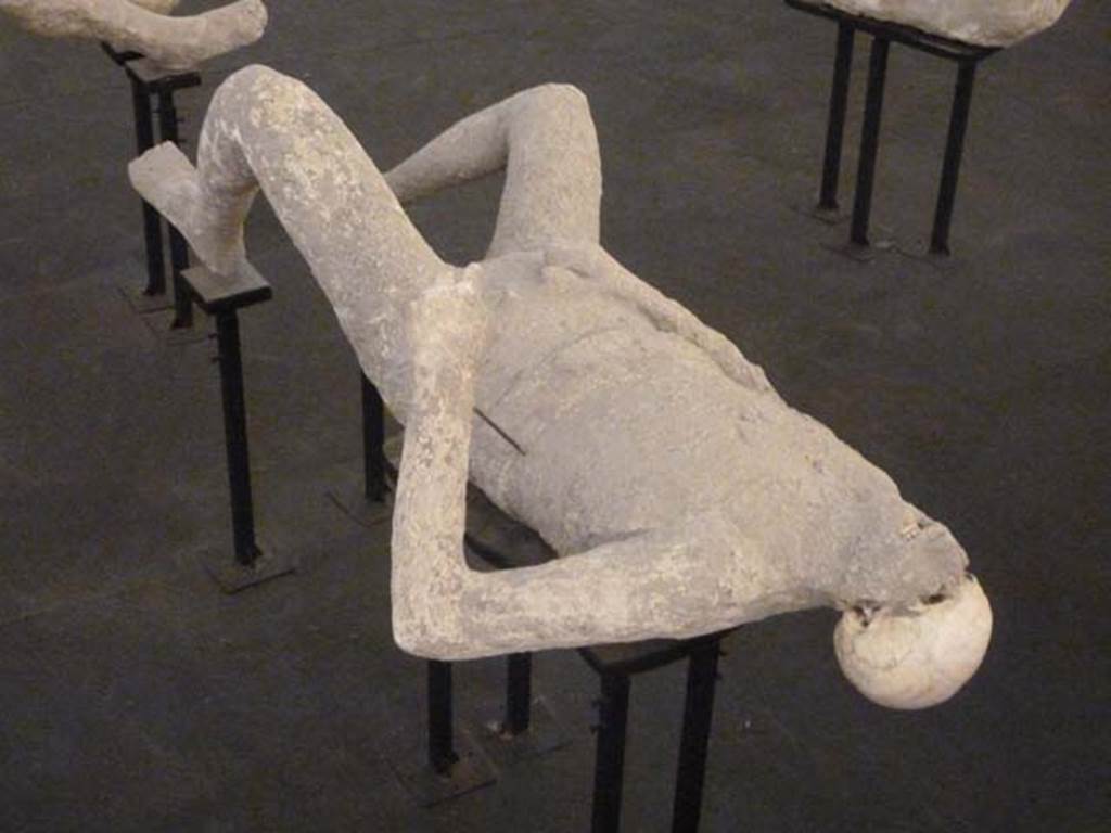 VIII.6.6 Pompeii. September 2015. Plaster cast of body, identified as body number 12, recovered on 28th December 1882. This is now on display in the Macellum at VII.9.7.
Exhibit from the Summer 2015 exhibition in the amphitheatre.
