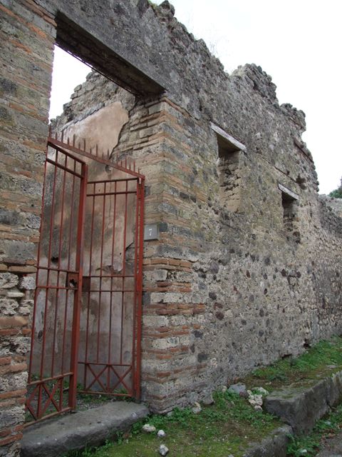 VIII.6.7 Pompeii.  September 2005.  Looking south from entrance.