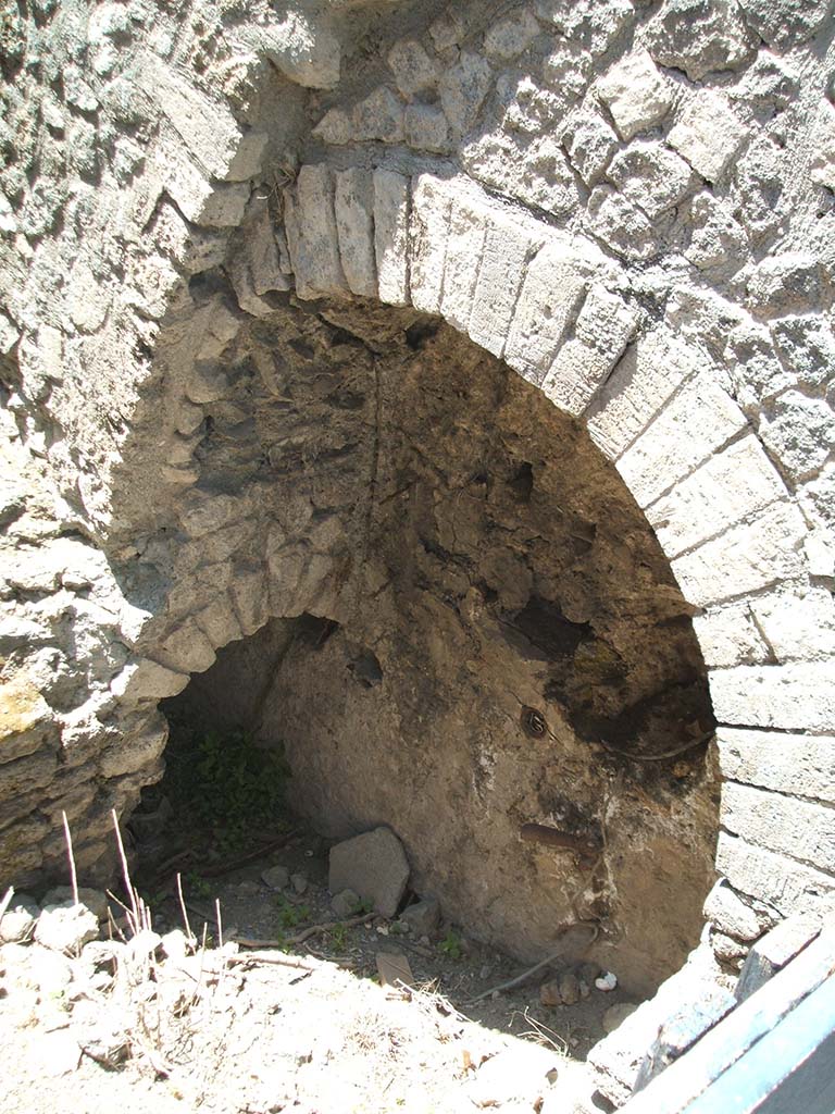 VIII.7.18 Pompeii. May 2005. Arch under stairs at side of tribunal.