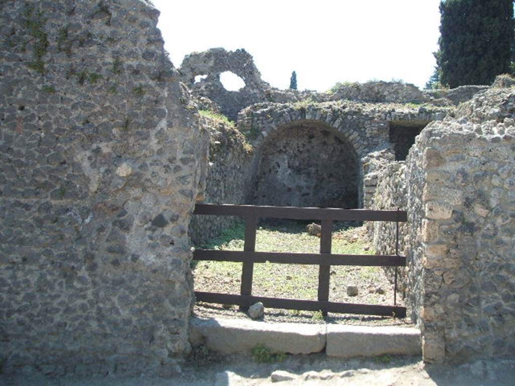 VIII.7.22 Pompeii. May 2005. Entrance, looking west.

