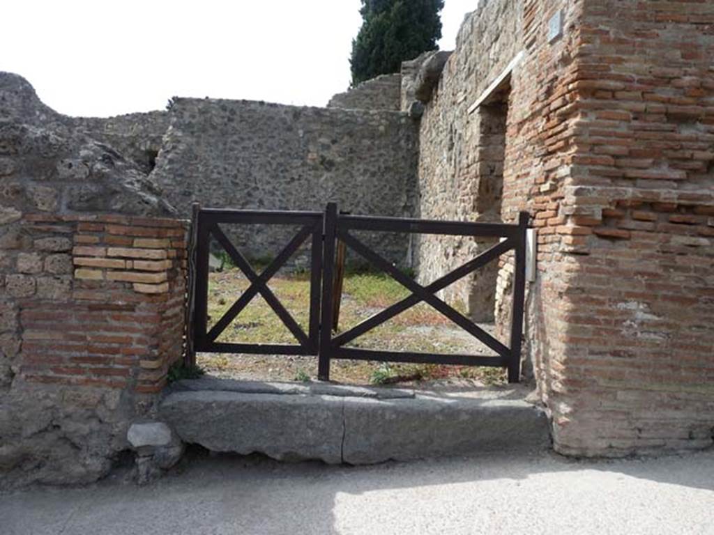 VIII.7.23 Pompeii. September 2015. Entrance doorway on west side of Via Stabiana.