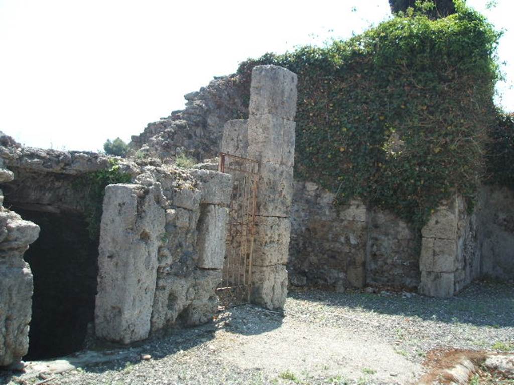 VIII.7.24 Pompeii.  May 2005. Rooms on south side of atrium.