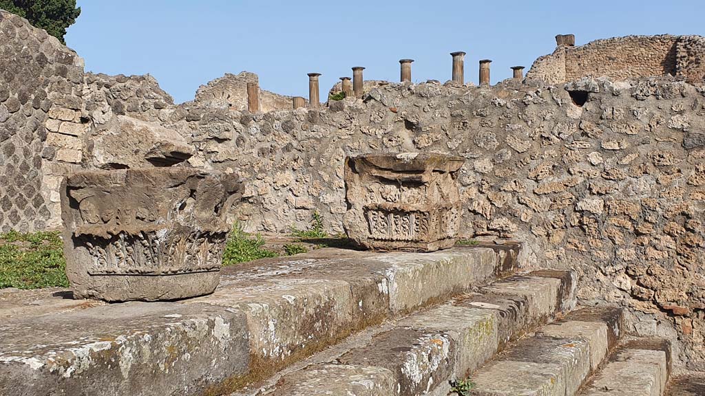 VIII.7.25 Pompeii. August 2021. Capitals on podium.
Foto Annette Haug, ERC Grant 681269 DÉCOR.

