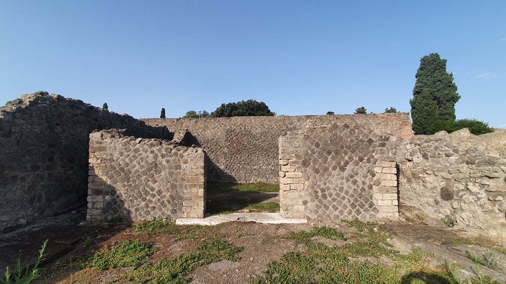 VIII.7.25 Pompeii. August 2021. Looking west towards doorway to cella on podium.
Foto Annette Haug, ERC Grant 681269 DÉCOR.

