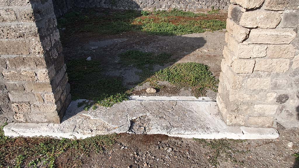 VIII.7.25 Pompeii. August 2021. Doorway threshold into cella.
Foto Annette Haug, ERC Grant 681269 DÉCOR.
