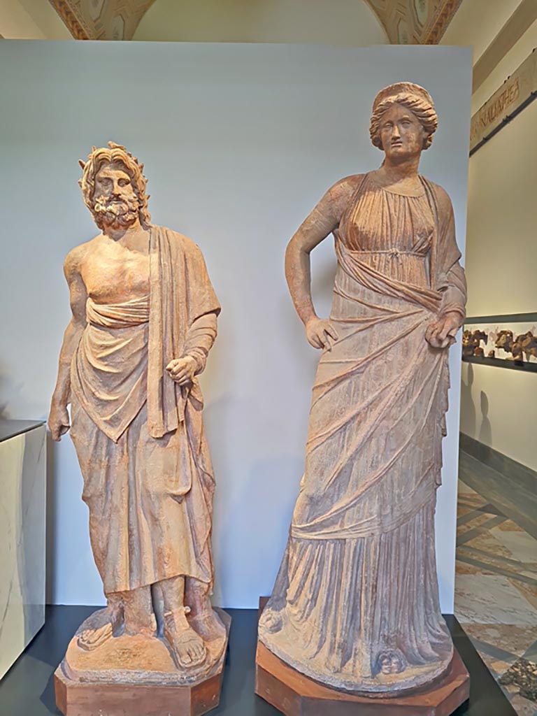 VIII.7.25 Pompeii. April 2023.
Terracotta statues of Asclepius, and Venus, on display in Naples Museum “Campania Romana” gallery.
Photo courtesy of Giuseppe Ciaramella.

