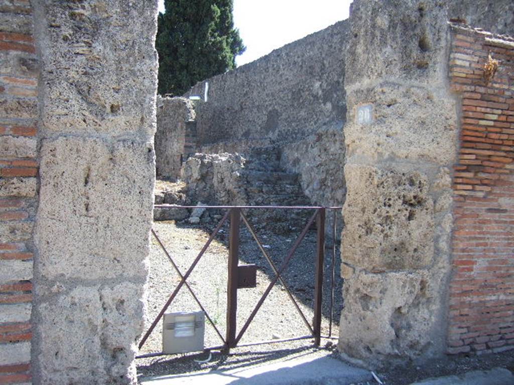 VIII.7.26 Pompeii. September 2005. Entrance doorway on Via del Tempio dIside, looking south.