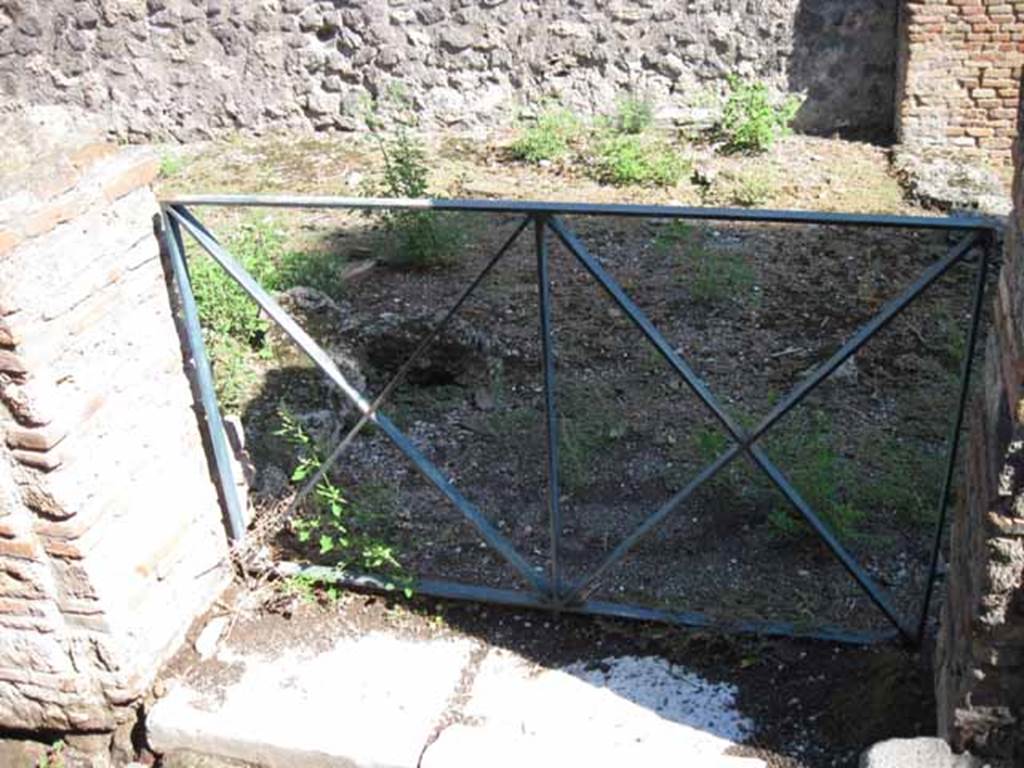 VIII.7.26 Pompeii. September 2010. Doorway from the alleyway into the room behind the entrance room of VIII.7.26. Looking east. Photo courtesy of Drew Baker.

