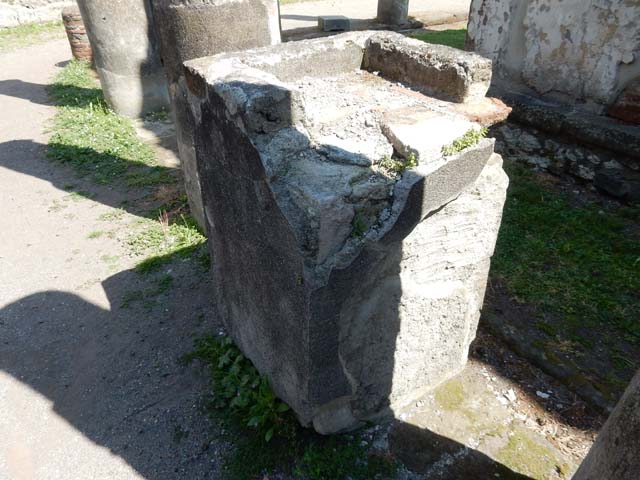VIII.7.28, Pompeii. May 2015. Altar at north end of west portico. Photo courtesy of Buzz Ferebee.