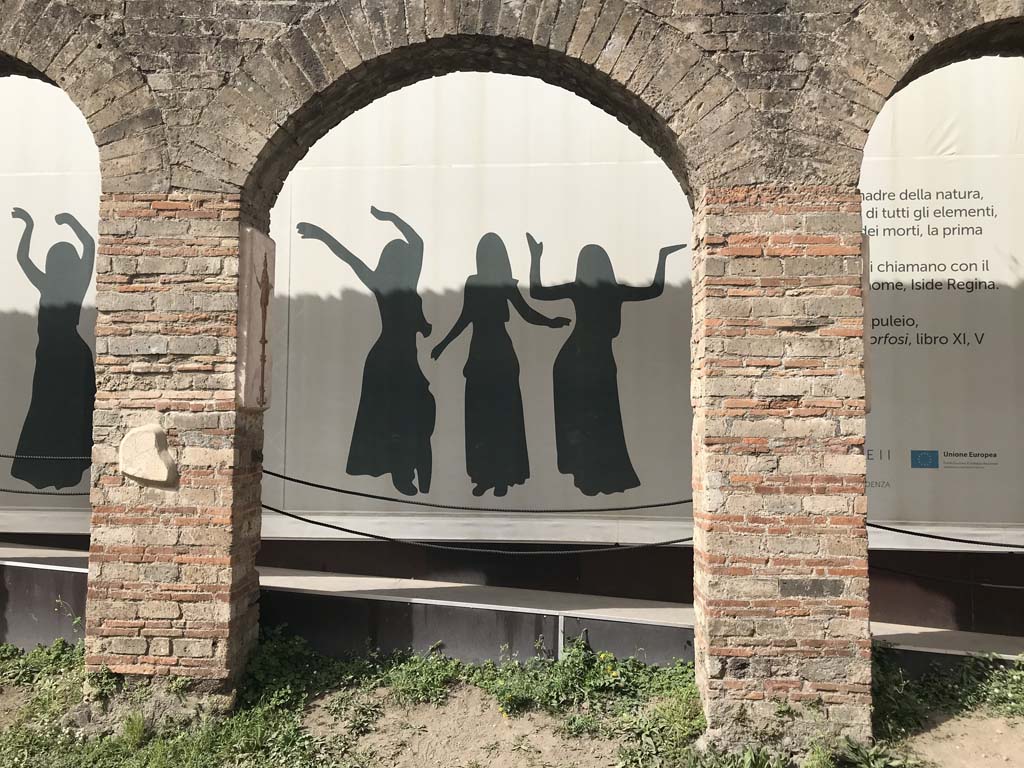 VIII.7.28, Pompeii. April 2019. Looking west through central arch of Ekklesiasterion.
Photo courtesy of Rick Bauer.
