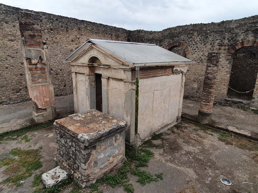 VIII.7.28 Pompeii. September 2018. Looking south-east across Temple court towards east portico.
Foto Anne Kleineberg, ERC Grant 681269 DÉCOR.
