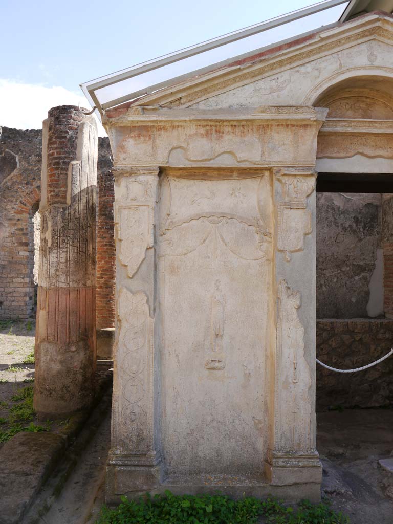 VIII.7.28 Pompeii. September 2018. East side of entrance doorway of purgatorium.
Foto Anne Kleineberg, ERC Grant 681269 DÉCOR.
