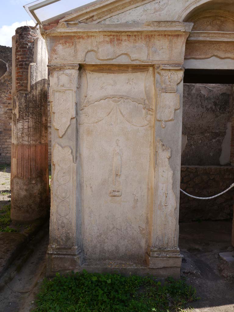 VIII.7.28 Pompeii. September 2018. 
Detail of stucco decoration on north side of Purgatorium, on east (left) side of doorway.
Foto Anne Kleineberg, ERC Grant 681269 DÉCOR.
