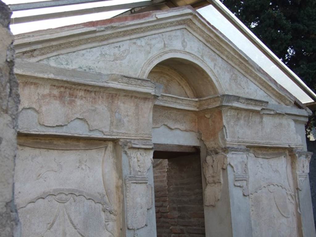 VIII.7.28, Pompeii. May 2015. Purgatorium, detail of stucco from east side of doorway.
Photo courtesy of Buzz Ferebee.
