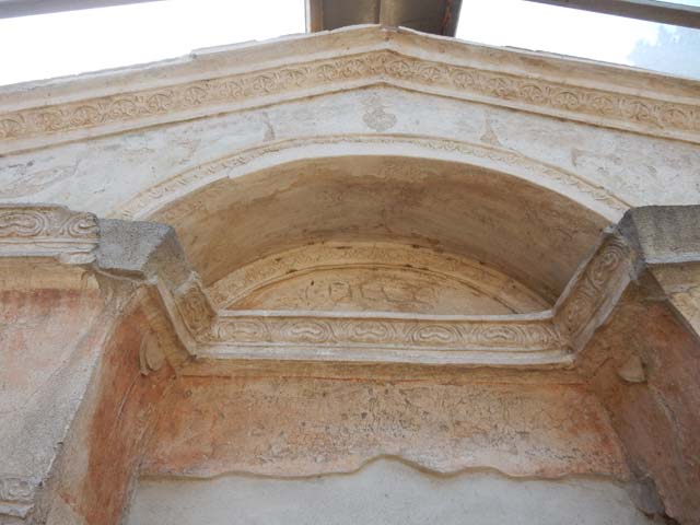 VIII.7.28, Pompeii. May 2015. Purgatorium, detail of stucco on west side above doorway on the north side. Photo courtesy of Buzz Ferebee.
