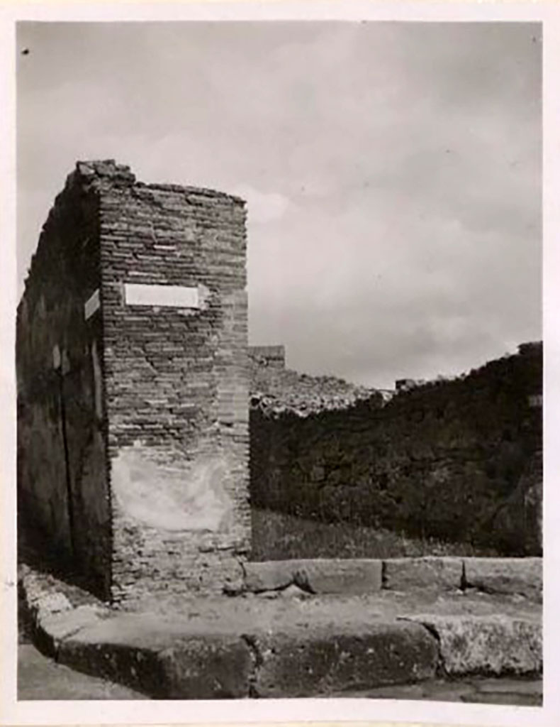 IX.1.1 Pompeii. Pre-1943. Looking east on Via Stabiana to entrance doorway on corner of Vicolo di Balbo, on left.
Photo by Tatiana Warscher.
See Warscher, T. Codex Topographicus Pompeianus, IX.1. (1943), Swedish Institute, Rome. (no.1), p. 9.
