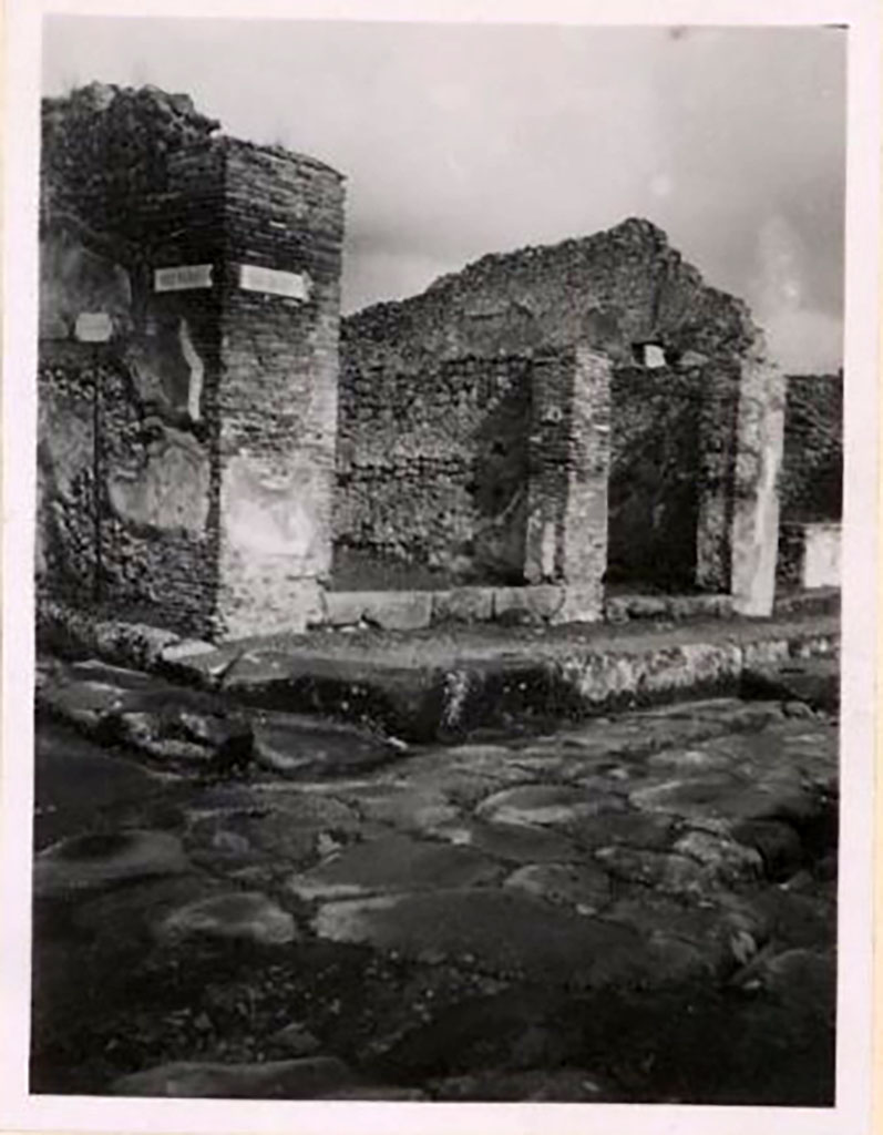 IX.1.1 and IX.1.2 Pompeii. Pre-1943. Entrance doorways on east side of Via Stabiana. Photo by Tatiana Warscher.
See Warscher, T. Codex Topographicus Pompeianus, IX.1. (1943), Swedish Institute, Rome. (no.2), p. 9.

