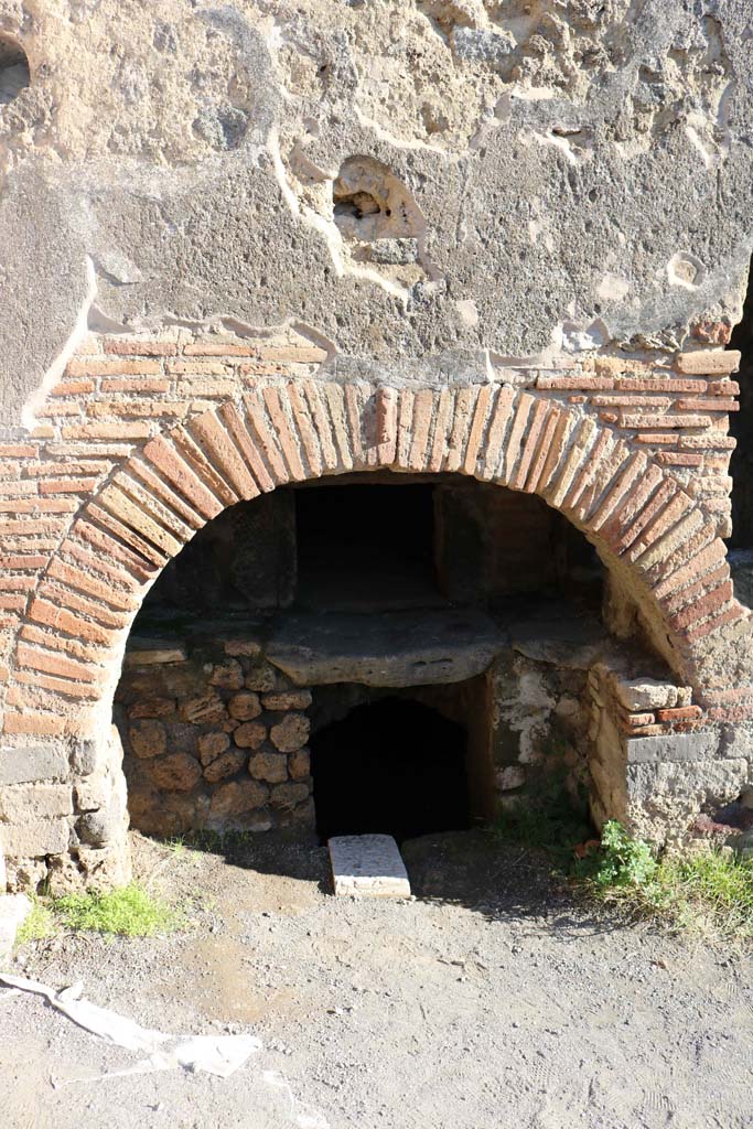 IX.1.3/33 Pompeii. December 2018. Detail of oven. Photo courtesy of Aude Durand.