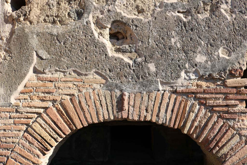 IX.1.3/33 Pompeii. December 2018. Detail of vaulted top of oven and area above. Photo courtesy of Aude Durand.
