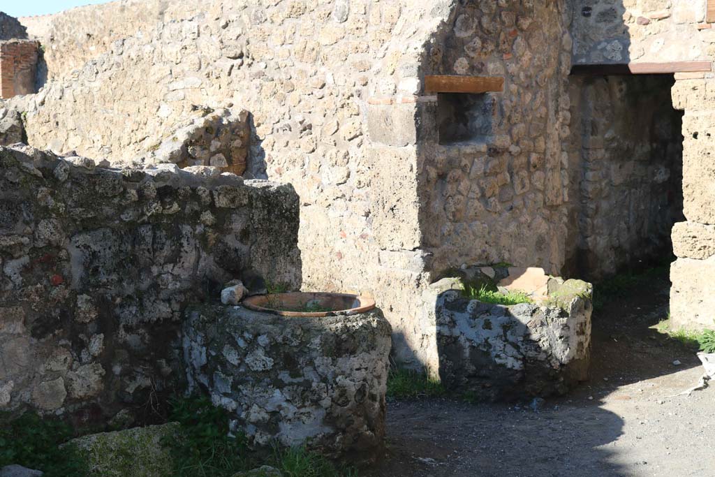 IX.1.3/33 Pompeii. December 2018. 
Looking towards two tubs, both of which would have had a niche above it. Photo courtesy of Aude Durand.

