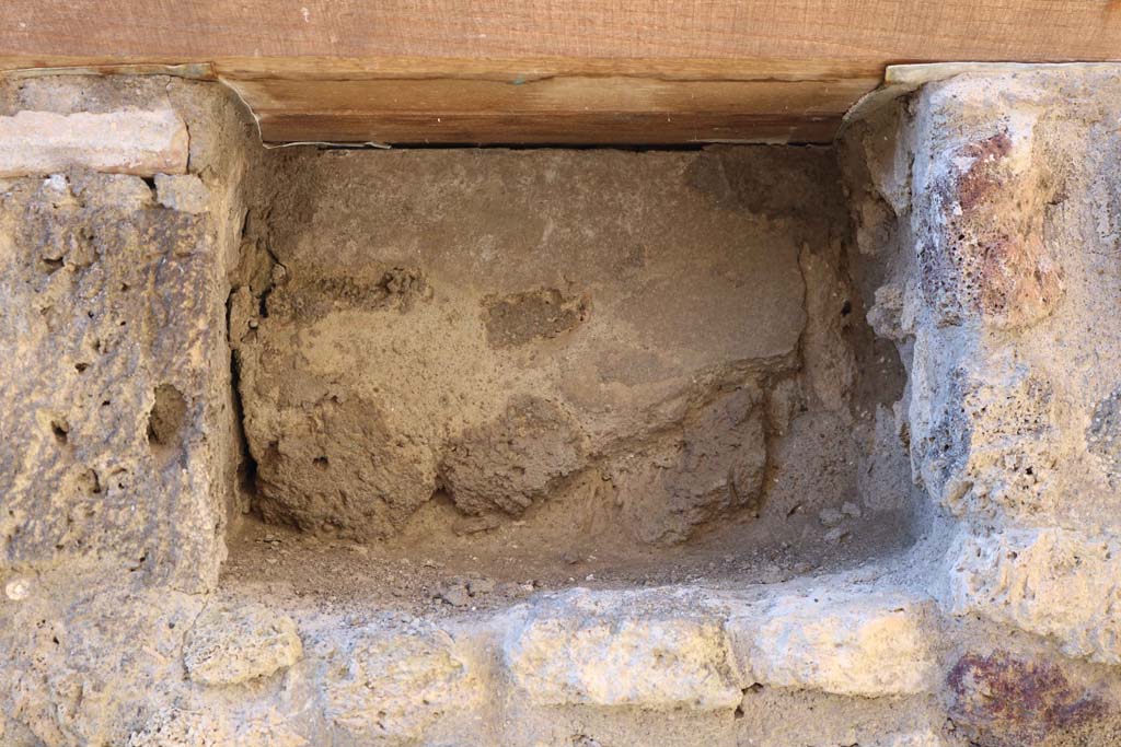 IX.1.3/33 Pompeii. December 2018. Niche in west wall of rear room of bakery, opposite oven. Photo courtesy of Aude Durand.