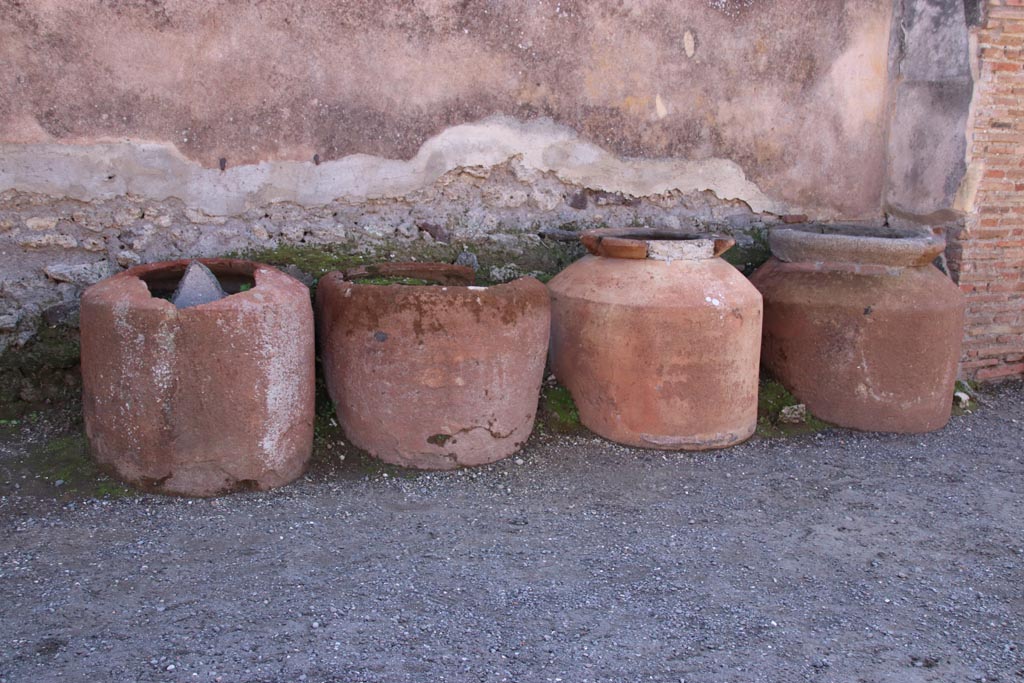 IX.1.3 Pompeii. October 2022. Terracotta vessels against south wall. Photo courtesy of Klaus Heese.