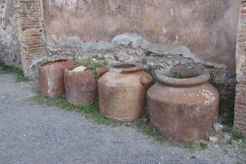 IX.1.3 Pompeii. September 2017. Terracotta vessels against south wall. Photo courtesy of Klaus Heese.