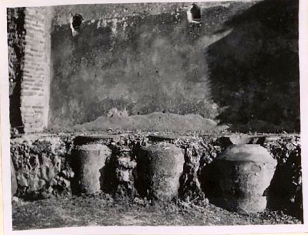 IX.1.3 Pompeii. Pre-1943. Terracotta vessels against south wall. Photo by Tatiana Warscher.
See Warscher, T. Codex Topographicus Pompeianus, IX.1. (1943), Swedish Institute, Rome. (no.6), p. 19.

