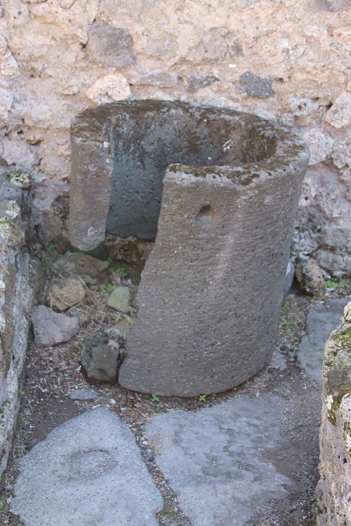 IX.1.3 Pompeii. October 2022. Detail of pot/tub near south wall. Photo courtesy of Klaus Heese