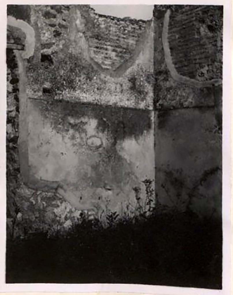 IX.1.4 Pompeii. Pre-1943. 
According to Warscher, this is a photo of the east wall with panel (h. about 0.80 x w. 1.80) of special stucco with two painted red serpents. 
See Warscher, T. Codex Topographicus Pompeianus, IX.1. (1943), Swedish Institute, Rome. (no.17), p. 32.
