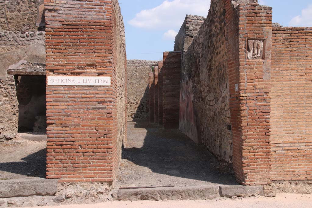 IX.1.5 Pompeii. September 2021. Looking east to entrance doorway. Photo courtesy of Klaus Heese.