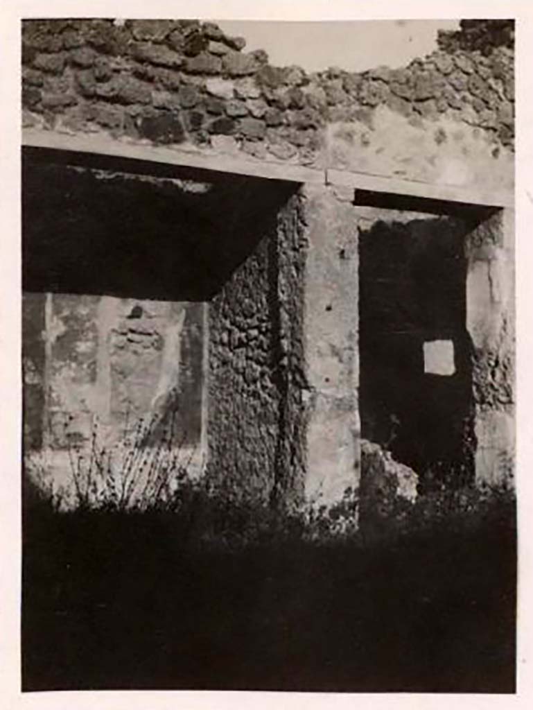 IX.1.7 Pompeii. Pre 1943. Looking towards south-east corner of atrium.
Doorway to small tablinum, on left, doorway to small room – either kitchen/latrine or cubiculum.  
Photo by Tatiana Warscher.
See Warscher, T. Codex Topographicus Pompeianus, IX.1. (1943), Swedish Institute, Rome. (no.30), p. 50.
