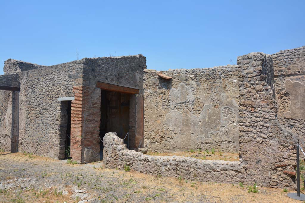 IX.1.7 Pompeii. July 2017. Looking west along north wall of atrium, with small and large doorways from triclinium.
Foto Annette Haug, ERC Grant 681269 DÉCOR.


