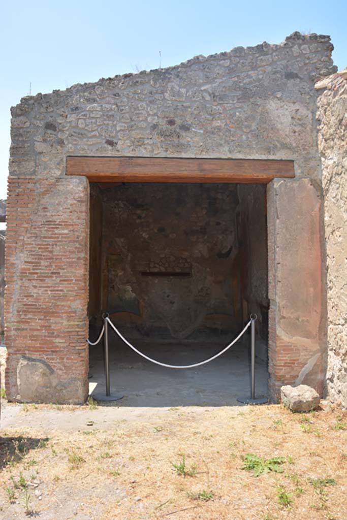 IX.1.7 Pompeii. July 2017. 
Looking west across garden area towards large doorway from triclinium.
Foto Annette Haug, ERC Grant 681269 DÉCOR.
