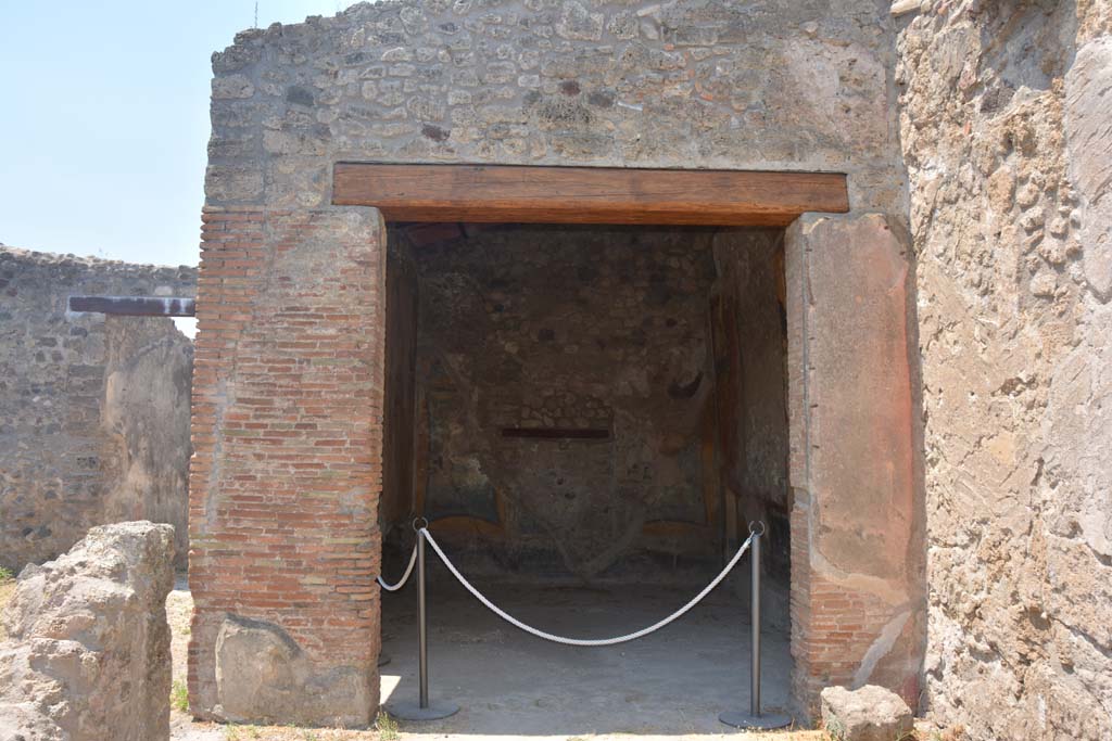 IX.1.7 Pompeii. July 2017. Looking west towards large doorway in east wall of triclinium overlooking garden area.
Foto Annette Haug, ERC Grant 681269 DÉCOR.
