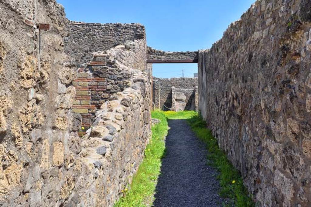 IX.1.7 Pompeii. April 2018. Looking east along entrance corridor. Photo courtesy of Ian Lycett-King. 
Use is subject to Creative Commons Attribution-NonCommercial License v.4 International.

