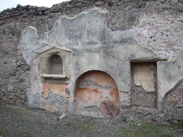 IX.1.7 Pompeii.  December 2007.  Detail of niche with stucco of a shell and figures.