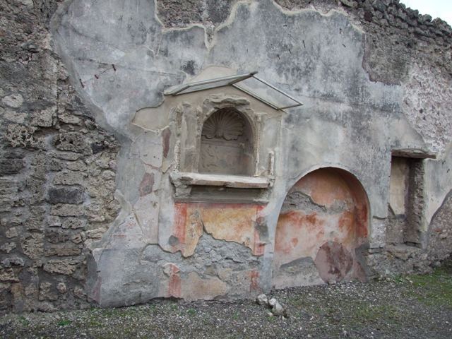 IX.1.7 Pompeii.  December 2007.  Painted wall under niche with stucco of a shell and figures.